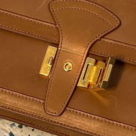 Elegant Brown Leather Shoulder Bag - Picture 6 of 9